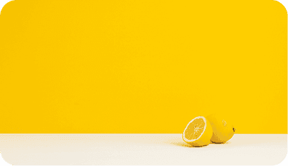Zitronen auf einem weißem Boden mit gelbem Hintergrund